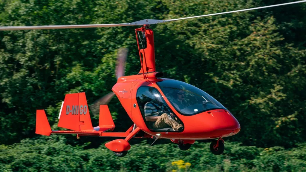 Kas red Magni M24 Orion gyrocopter in flight